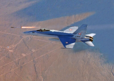 F/A-18 C Hornet feuert eine AIM-9 X über einem Versuchsgelände in den USA (© VBS/DDPS)