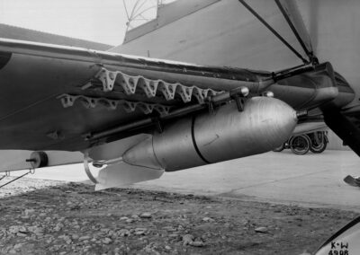 K+W C-35 mit angehängter, inerter 200 kg Bombe (© Eidgenössische Konstruktionswerkstätte Thun)